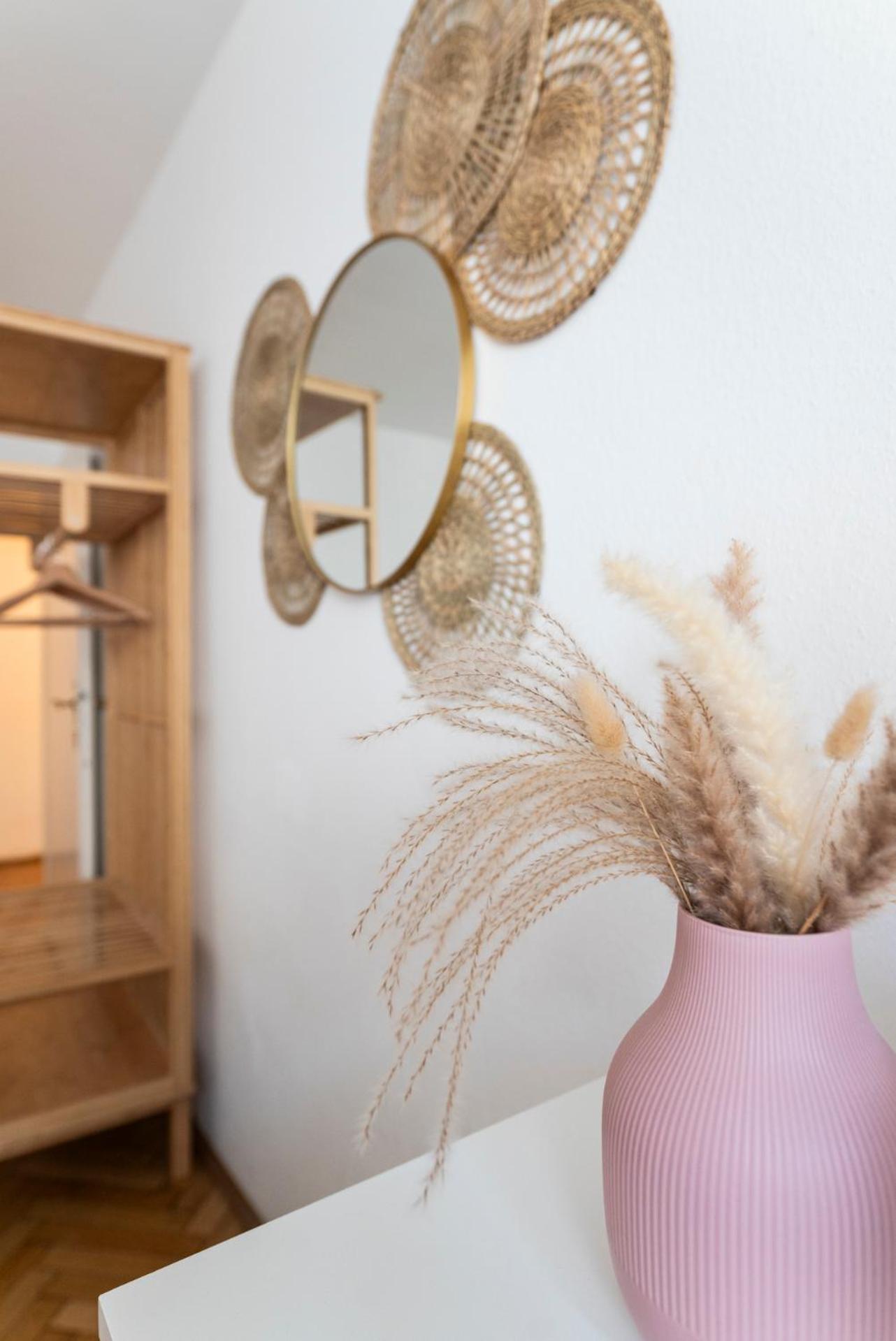 2 Bedroom In Neubau, 6 Min To Center * Wenen