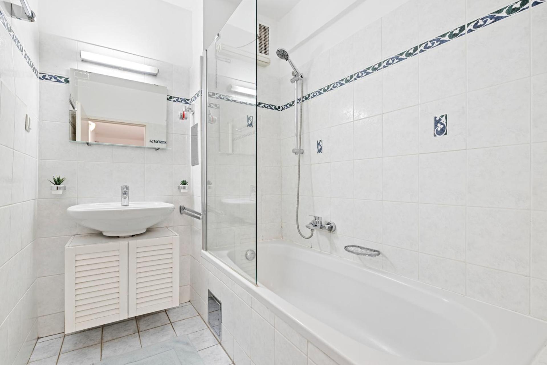 2 Bedroom In Neubau, 6 Min To Center Appartement Wenen
